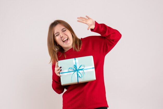 Vue de face jeune femme debout avec cadeau de Noël