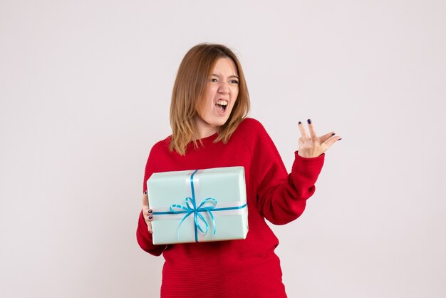 Vue de face jeune femme debout avec cadeau de Noël