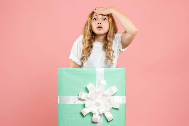 Photo gratuite vue de face jeune femme debout à l'intérieur de la boîte présente bleu