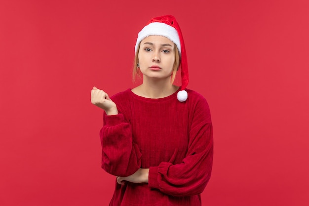 Vue de face jeune femme debout, Noël de vacances rouge
