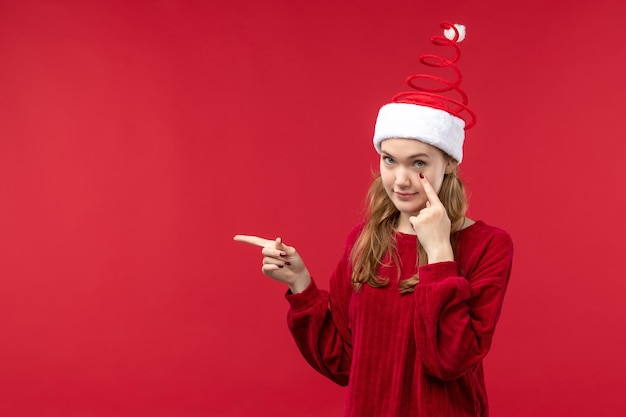 Vue de face jeune femme debout, vacances de Noël rouge