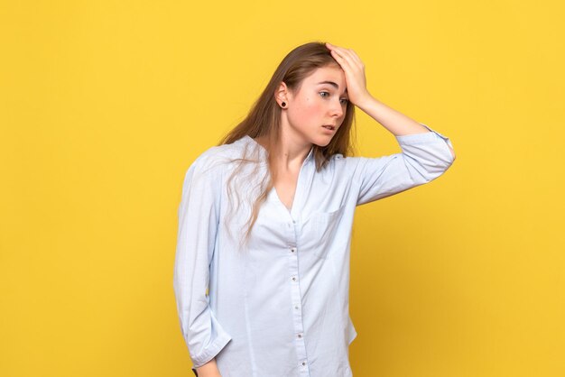 Vue de face d'une jeune femme déprimée