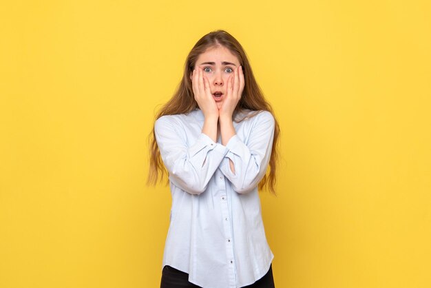 Vue de face d'une jeune femme effrayée