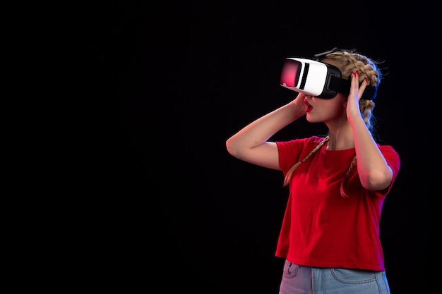 Vue De Face D'une Jeune Femme Excitée Jouant Au Vr Sur Une Surface Noire