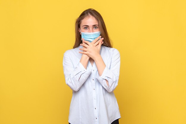 Vue de face d'une jeune femme excitée en masque