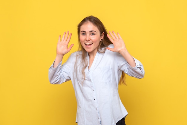 Vue de face d'une jeune femme excitée