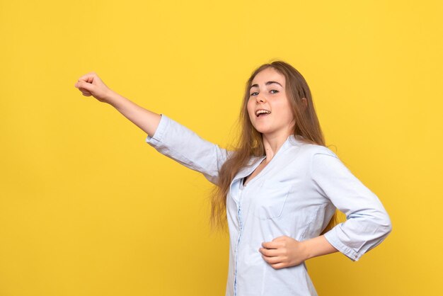 Vue de face d'une jeune femme excitée