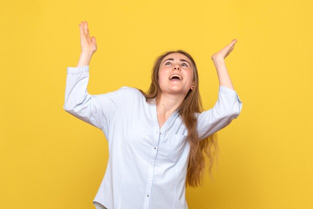 Vue de face d'une jeune femme excitée