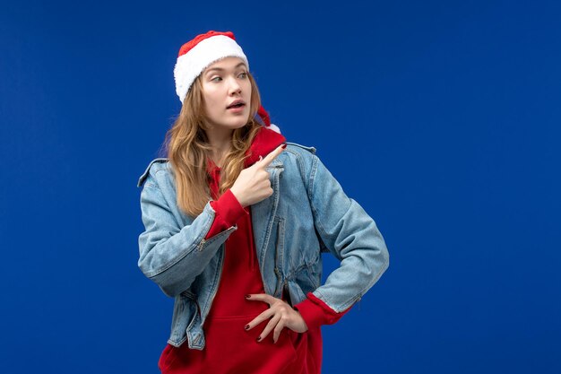 Vue de face jeune femme avec expression en cours d'exécution, noël vacances noël