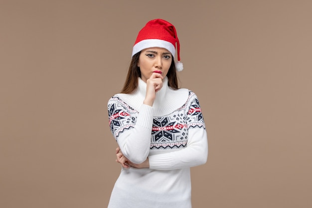 Vue de face jeune femme avec expression déprimée sur fond marron nouvel an émotion noël