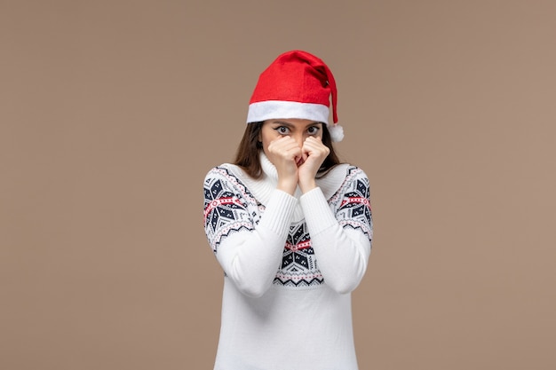 Vue de face jeune femme avec expression effrayée sur fond marron émotion Noël nouvel an
