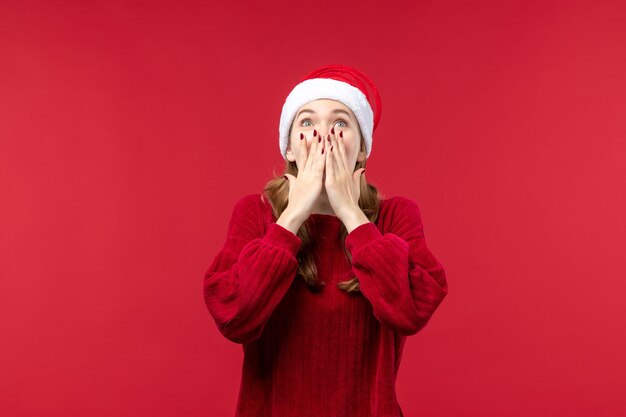 Vue de face jeune femme avec expression excitée, rouge de vacances de Noël