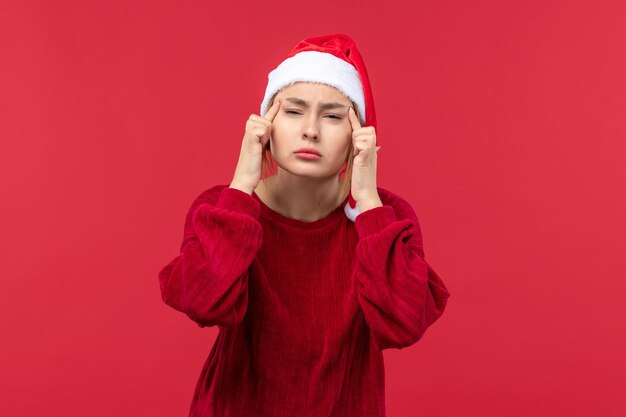 Vue de face jeune femme avec expression de pensée, Noël de vacances rouge