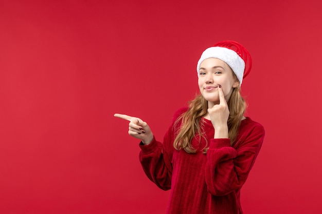 Vue de face jeune femme avec une expression ravie, vacances de Noël rouge