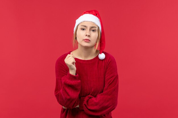 Vue de face jeune femme avec une expression sérieuse, Noël de vacances rouge