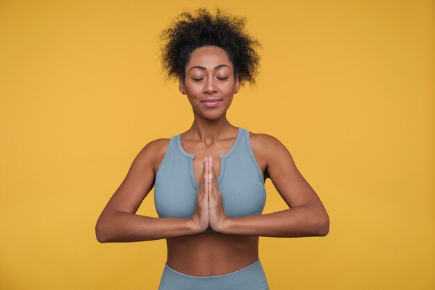 Vue de face d'une jeune femme faisant du yoga