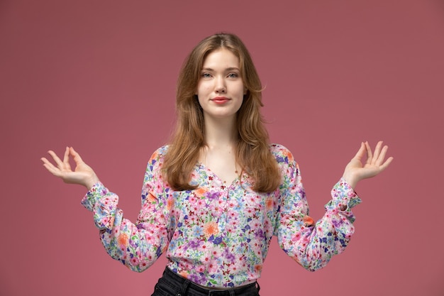 Photo gratuite vue de face jeune femme faisant la méditation sur le mur rose