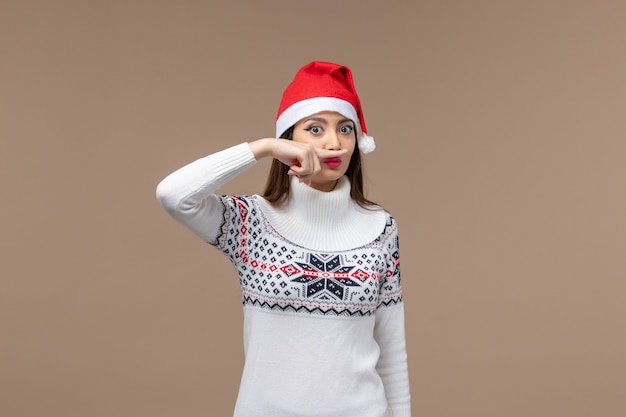 Photo gratuite vue de face jeune femme faisant la moustache sur un fond brun émotion vacances de noël