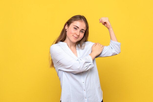 Vue de face de la jeune femme fléchissant