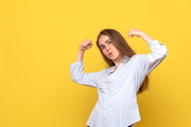 Vue de face de la jeune femme fléchissant