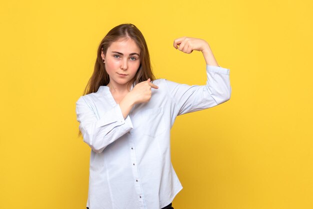 Vue de face de la jeune femme fléchissant