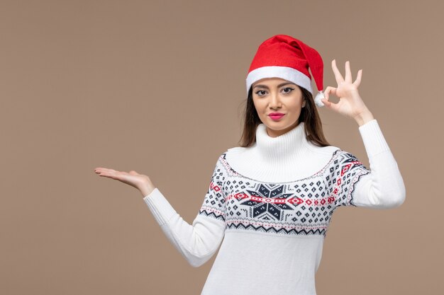 Vue de face jeune femme sur fond brun foncé vacances émotion noël