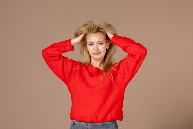 vue de face jeune femme sur fond rose