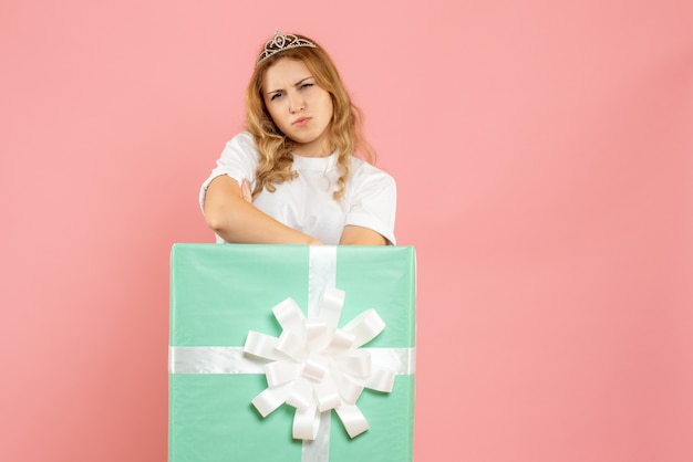 Vue de face jeune femme à l'intérieur de la boîte cadeau bleu mad