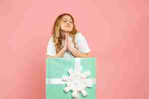 Photo gratuite vue de face jeune femme à l'intérieur de la boîte cadeau bleue