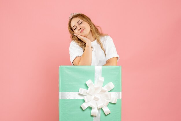 Vue de face jeune femme à l'intérieur de la boîte présente bleu se sentir fatigué