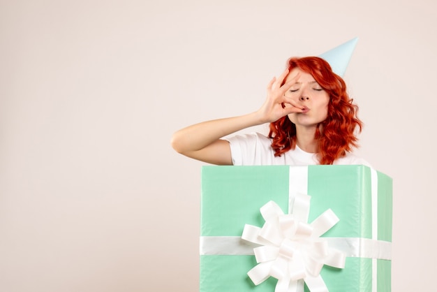 Vue de face jeune femme à l'intérieur présente sur fond blanc