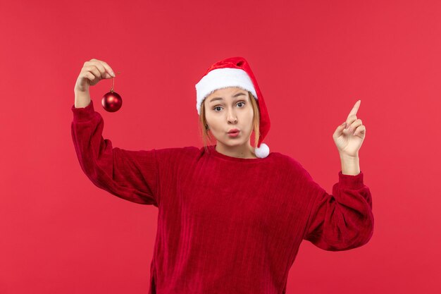 Vue de face jeune femme avec jouet de noël, vacances de noël émotion