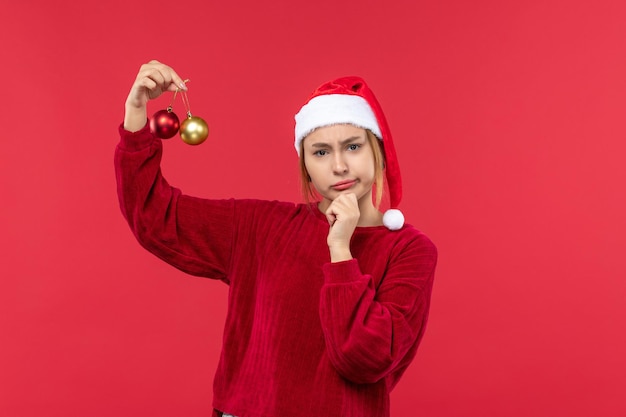 Vue de face jeune femme avec des jouets de Noël, émotions de Noël de vacances