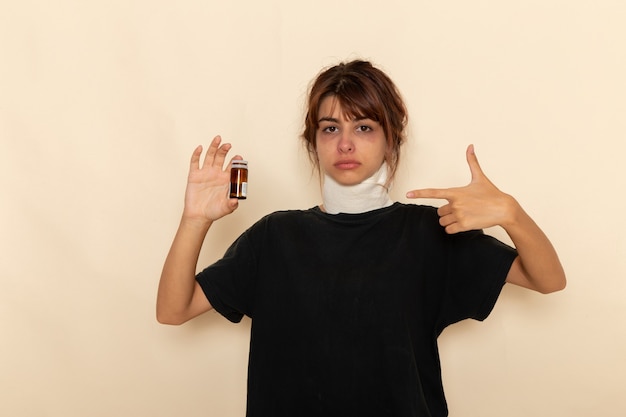 Vue de face jeune femme malade se sentir malade et tenant des pilules sur une surface blanche
