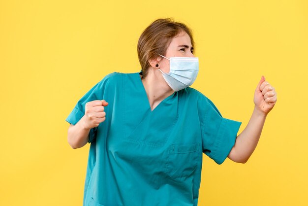 Vue de face de la jeune femme médecin se réjouissant