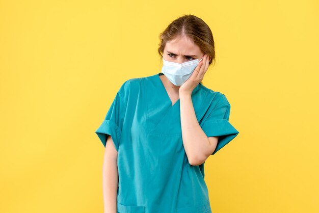 Vue de face de la jeune femme médecin a souligné