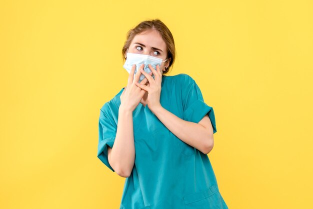 Vue de face de la jeune femme médecin