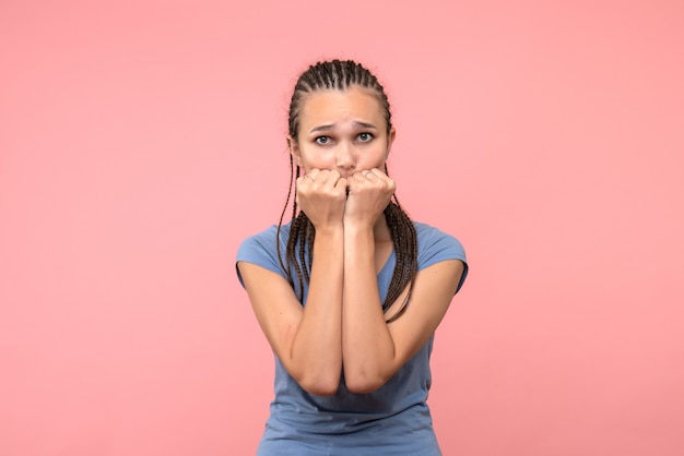 Vue de face de la jeune femme nerveuse sur le modèle d'émotion de jeune fille cheveux rose