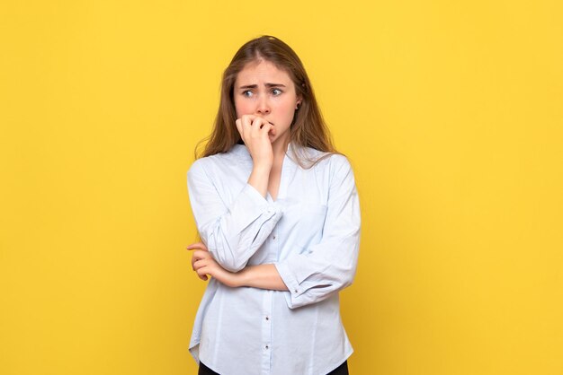 Vue de face de la jeune femme nerveuse