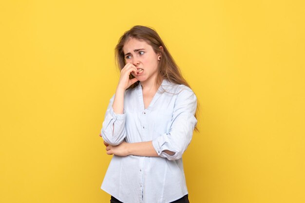 Vue de face de la jeune femme nerveuse