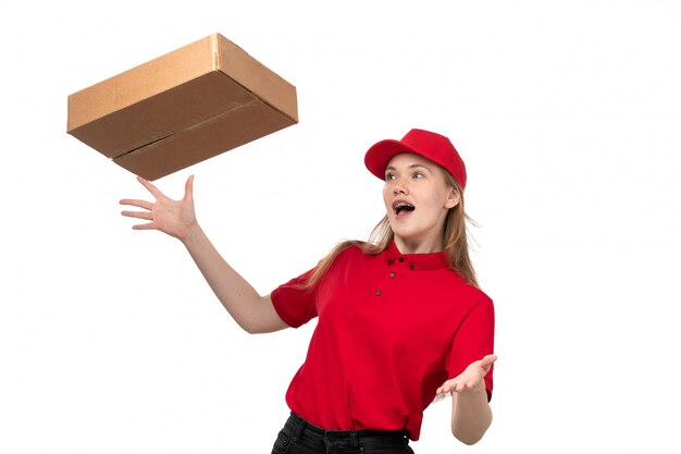 Une vue de face jeune femme ouvrière de messagerie du service de livraison de nourriture peur de jeter des boîtes avec de la nourriture sur blanc
