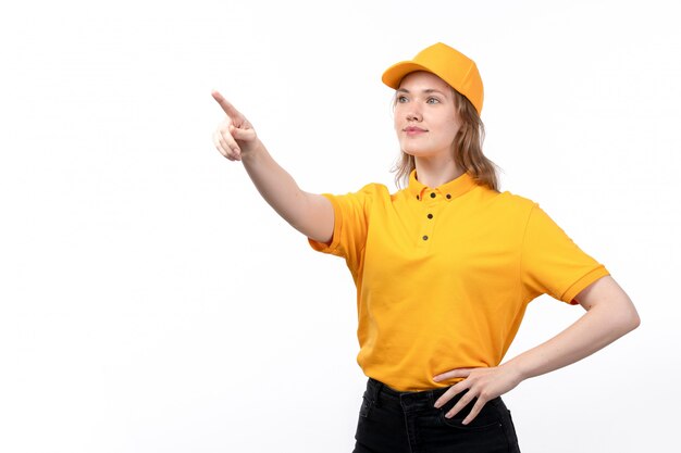 Une vue de face jeune femme ouvrière de messagerie du service de livraison de nourriture souriant soulignant au loin sur blanc