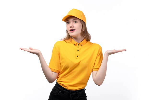 Une vue de face jeune femme ouvrière de messagerie de service de livraison de nourriture posant avec une expression excitée sur blanc