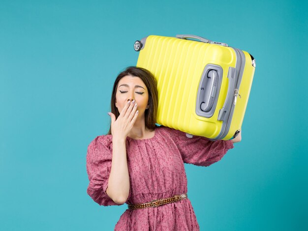 Vue de face jeune femme partant en vacances avec son gros sac sur le fond bleu voyage d'été femme mer vacances voyage