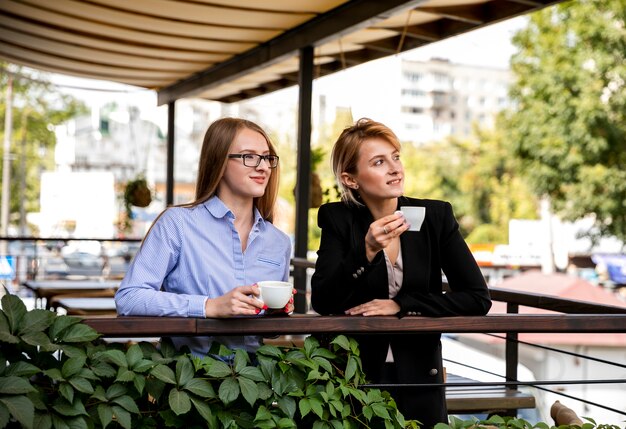 Vue de face, jeune femme, sur, pause café