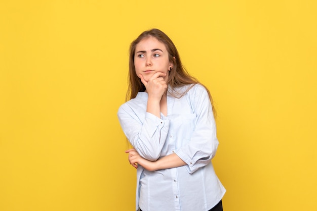 Vue de face de la jeune femme pensant