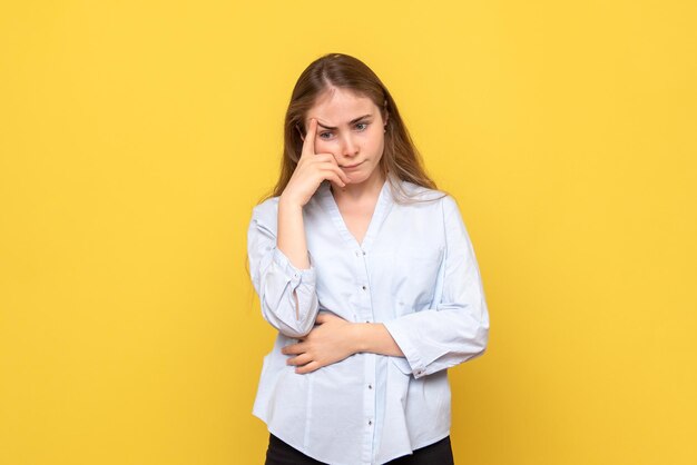 Vue de face de la jeune femme pensant