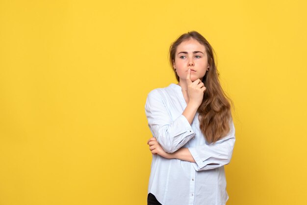 Vue de face de la jeune femme pensant