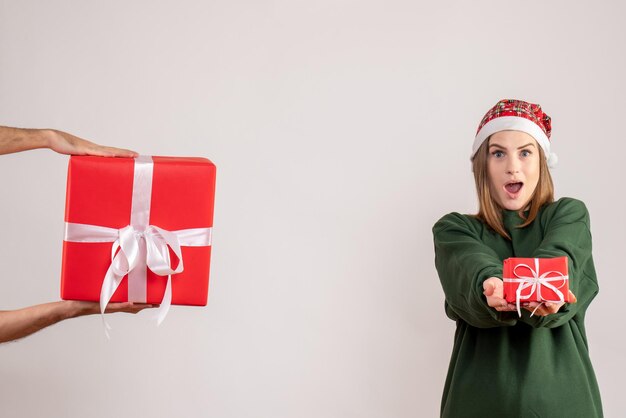 Vue de face jeune femme avec peu de cadeau et acceptant un cadeau masculin