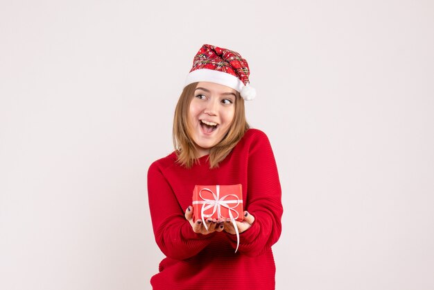 Vue de face jeune femme avec peu de cadeau de Noël